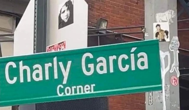 Qué pasó con el cartel de Charly García que se encontraba en una esquina de Nueva York