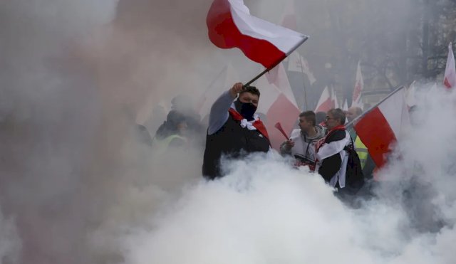 Protesta violenta: agricultores lanzan piedras al Parlamento