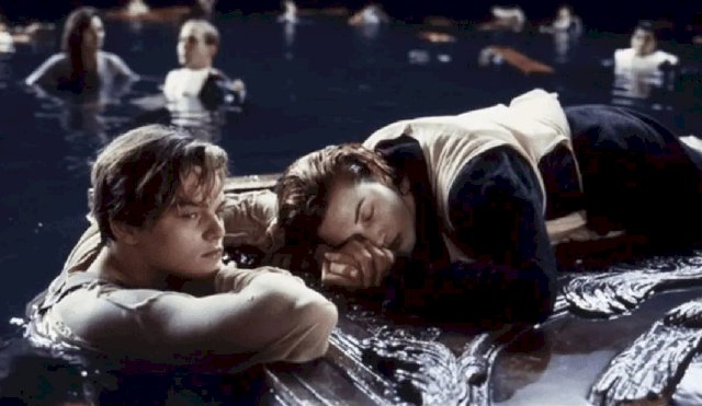 Pagan miles de dólares por la puerta que se utilizó en la dramática escena de Jack y Rose en \